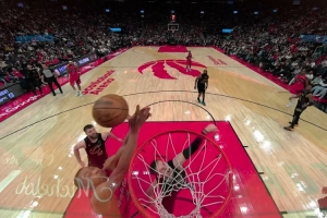 双方拼抢出界初判骑士球&巴恩斯疯狂施压后改判 骑士挑战拿回球权