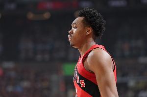 攻守兼备！斯科蒂·巴恩斯半场10中4拿到10分6板2帽1断 正负值+4