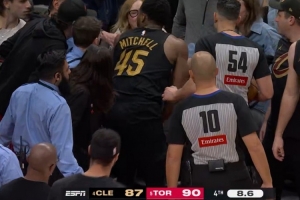 一铁到底！米切尔三分绝平出手继续不中 奋力拼抢也没能救回球权