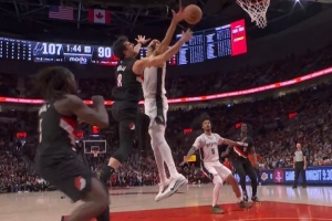 破防了！阿夫迪亚进攻遭文班血帽 防守文班被吹犯规&6犯离场