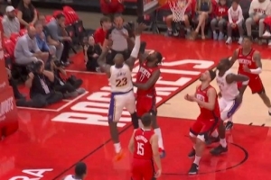 手感真好！詹姆斯强行突破行进间单手高打板抛中两分