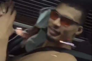 小秀身材！文班亚马打赤膊坐在大巴上 引得球迷连连尖叫