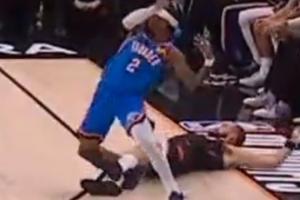 无敌柔韧性！亚历山大被狄龙身后踢到膝盖 腿诡异弯曲了！