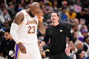 美记：雷迪克赶紧换下詹姆斯吧 东契奇受伤的教训还历历在目呢