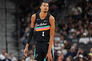 福克斯：文班亚马的领袖气质大幅成长 他开始主动发生沟通