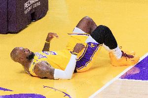 45分钟+33分钟！41岁老詹连轴负荷运转 防守硬度真正为火箭续命