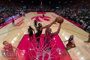 骑士防守呢？巴恩斯反击一马平川 直冲篮下暴扣得手