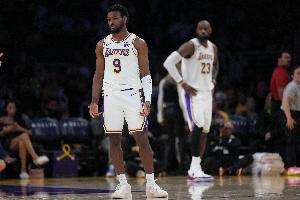 没有心气了？詹姆斯顺下上篮不中&7中1 布朗尼抢到前场板但失误