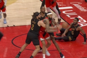 还是不行！米切尔强突抛投失手 莫布里补篮也没有