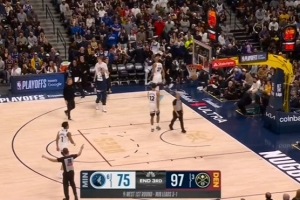 看着很像啊！李凯尔三节末中圈附近超远压哨三分球差点崩进