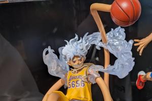 日本动画《海贼王》推出与NBA联名手办：身披湖人队服的五档路飞