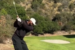 风和日丽！詹姆斯晒打高尔夫集锦：我的避风港 一起来打一洞吧