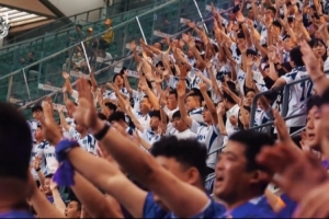 与现场3100多名天津球迷并肩作战，共同完成了这场跌宕起伏的激战