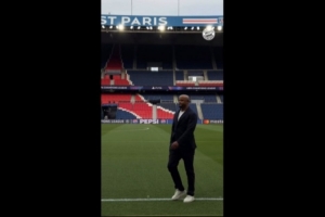 本场将停赛！拜仁官方晒视频，孔帕尼摸巴黎主场草皮