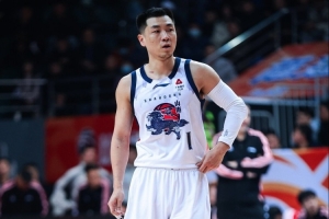 媒体人：没了高诗岩在第一道防线的压迫 赵继伟处理球轻松自如