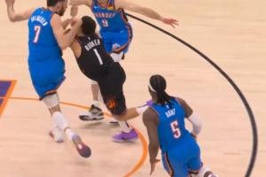 血亏~切特防守被布克击中面部 裁判回看维持原判——切特防守犯规