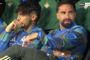 嘲讽队友？卡瓦哈尔疑在替补席上用手模仿走路，暗示阿诺德回防慢