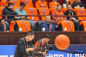 考察球员！中国男篮主帅郭士强现场观战山东VS辽宁G1