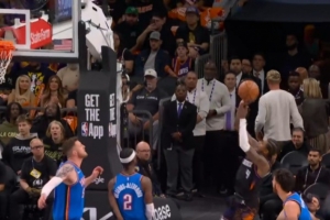 新腰王！杰伦·格林单挑亚历山大 滞空对抗防守打进还要加罚