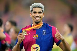 世体：阿劳霍不希望离开巴萨，他想留队竞争主力位置+助球队夺冠