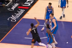 信手拈来！布克对抗多特抛投得手打成2+1 并造后4犯