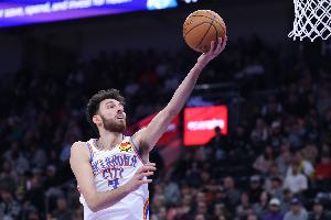 你俩打得不错！霍姆格伦&米切尔半场14中9合砍23分 得分均上双