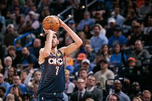 不止是防守！霍姆格伦首轮场均17.3分8.5板2帽 接近180俱乐部