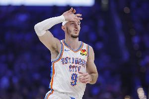 攻守兼备！卡鲁索首轮场均9分4板1.3断 命中率53.8%三分47.1%