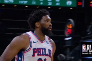 持续输出！恩比德单打得手 76人领先8分打停凯尔特人