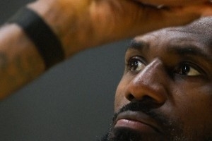 詹姆斯里夫斯领衔！湖人官推晒球队训练照：目标保持不变