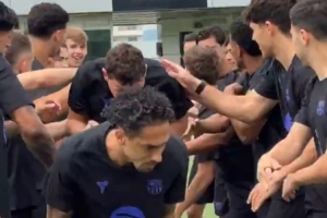 拉菲尼亚、贝尔纳尔、克里斯滕森回归训练，队友拍打仪式欢迎