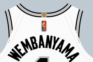 球衣记者：拿到个人奖项的文班和弗拉格 下赛季球衣将为金色Logo