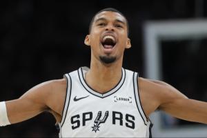 文班过去两场季后赛送出13盖帽 自11年伊巴卡后首人