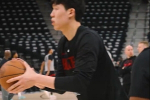 开拓者G5赛前投篮训练 利拉德给队友们传球 杨瀚森接球飚中三分