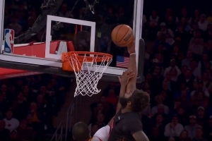 先推人了呀！麦克布莱德抛投不中 米切尔·罗宾逊单臂隔扣库明加