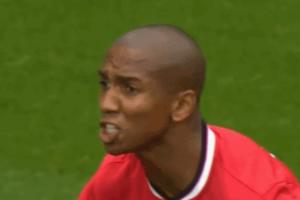 足坛名场面!14/15赛季，阿什利·扬与队友沟通时，被鸟屎精准投喂