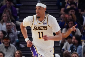 完全没有存在感！海斯出战9分49秒未出手 有1篮板1助攻外加1失误