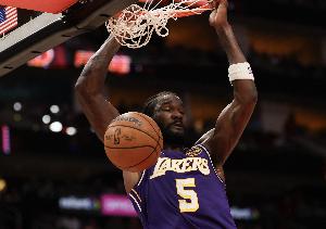 打得还可以！艾顿半场9中4拿到8分7板 5前场板