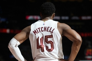 此消彼长！米切尔上篮失误被断 巴雷特快攻1打0暴扣取分