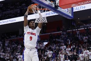 拼命三郎！奥萨尔5中3 拿下6分15篮板6助攻5抢断2盖帽填满数据栏