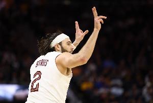 阿特金森：上斯特鲁斯首发因为他能拉开空间 并不是说韦德打得差