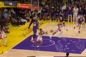 裁判没理会！詹姆斯篮下摆脱纠缠后空篮失手 抱怨被犯规