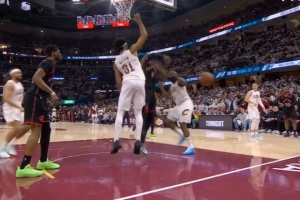 关键切球！猛龙篮下好机会要强起 哈登身后精准切球完成防守