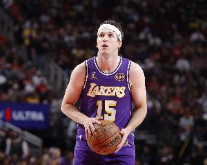 变阵了！里夫斯下半场首发出战 3中0的肯纳德打替补了