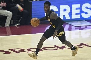 阿特金森第四节打算早点换主力 但米切尔说替补打得很好&继续打