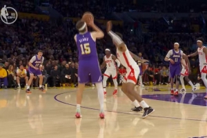 伸手必被抓！里夫斯抓住小史密斯下手时机直接出手要到三罚