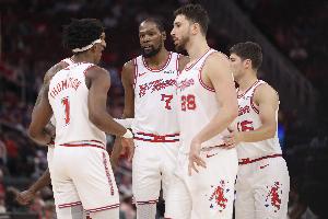 Shams：史密斯&申京&阿门是火箭场下领袖 在季后赛旅程中组织聚餐