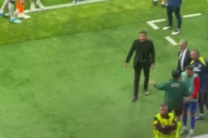 裁判回看埃泽点球VAR时，西蒙尼离开教练区抗议判罚