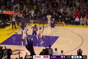 个人第10个前场板！湖人连续三分不中 艾顿补扣延续希望