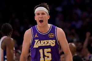 辕门射戟！里夫斯弧顶借挡拆抢投 超远三分洞穿篮心